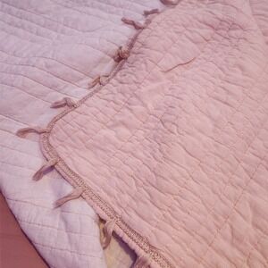 August & Leo Home Quilt Lightweight Bedding Blanket Pink Tassel Trim 108x90 King